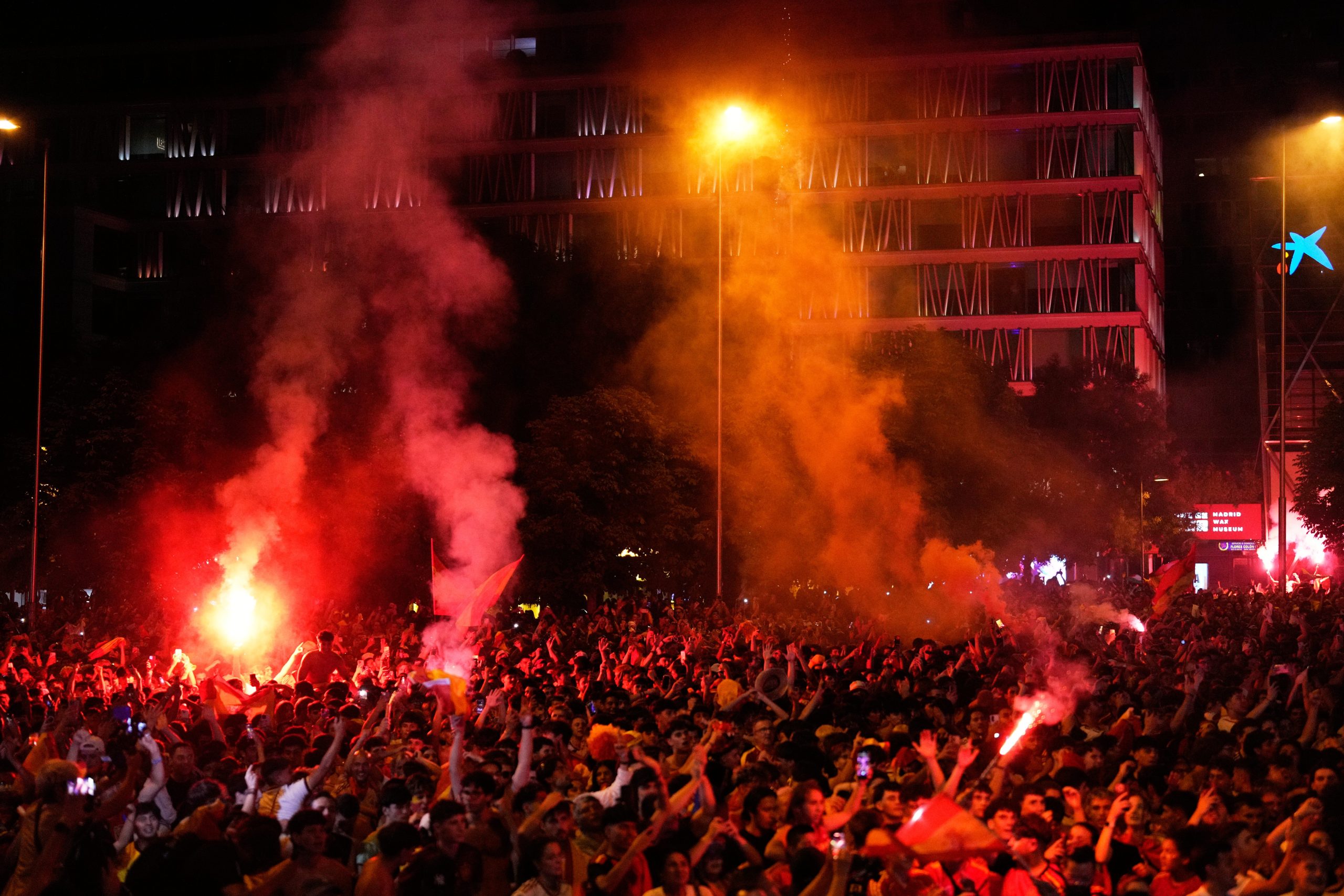 Torcedores da Espanha comemoram gol em Madri