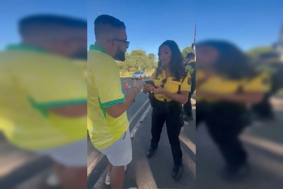 Agente do Detran-DF e advogado durante discussão em blitz em Taguatinga