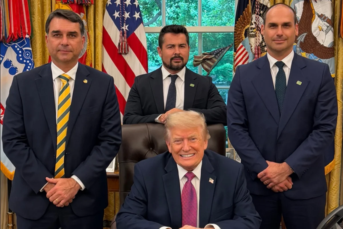 Flávio Bolsonaro, Paulo Figueiredo, Eduardo Bolsonaro e Donald Trump