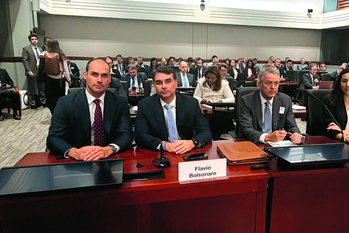 Eduardo Bolsonaro ao lado de Flávio Bolsonaro em audiência nos Estados Unidos