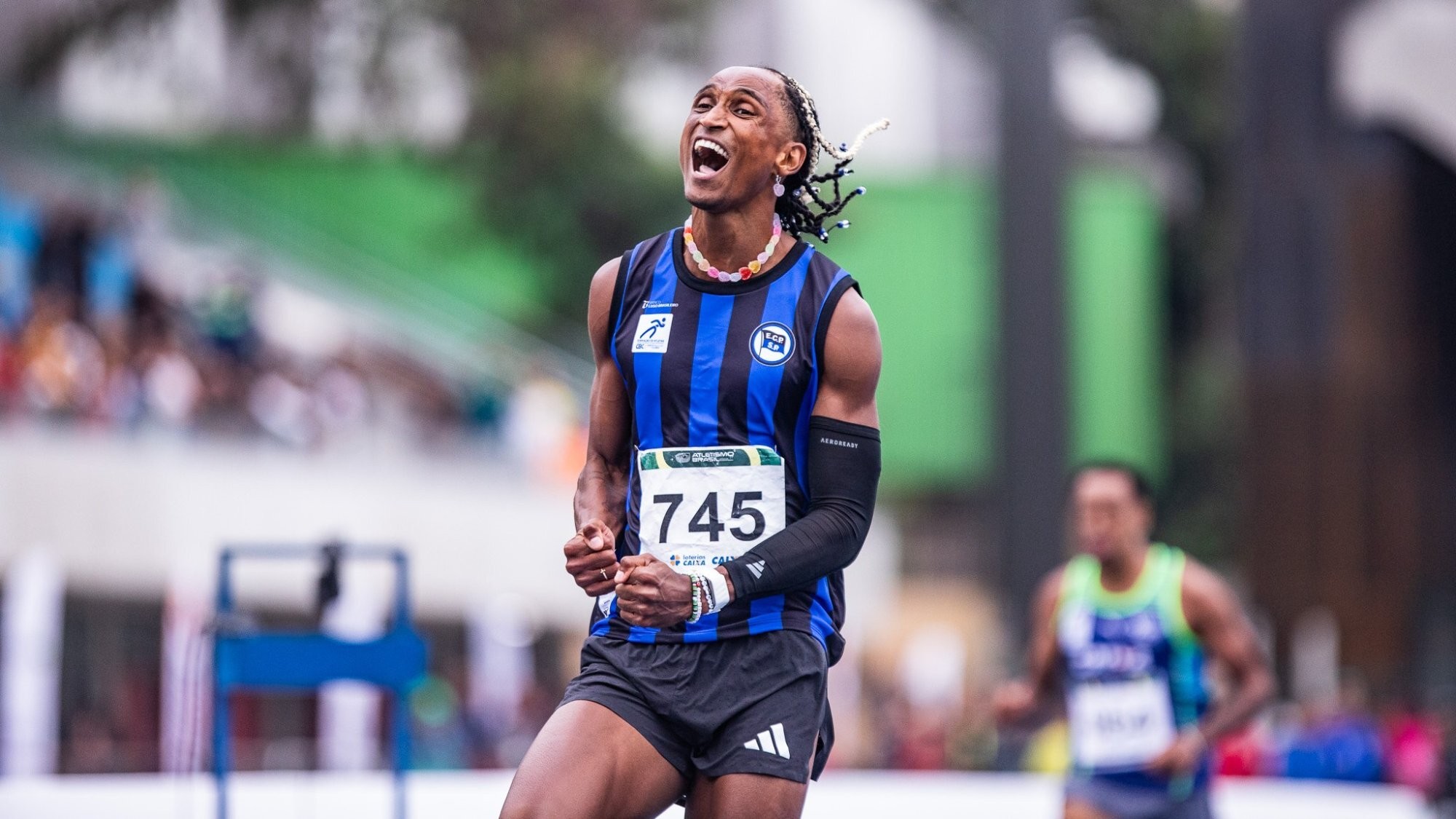 Alison dos Santos durante prova de atletismo