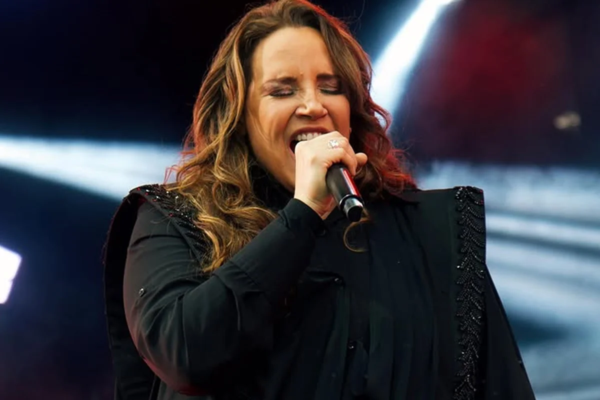 Ana Carolina durante apresentação musical