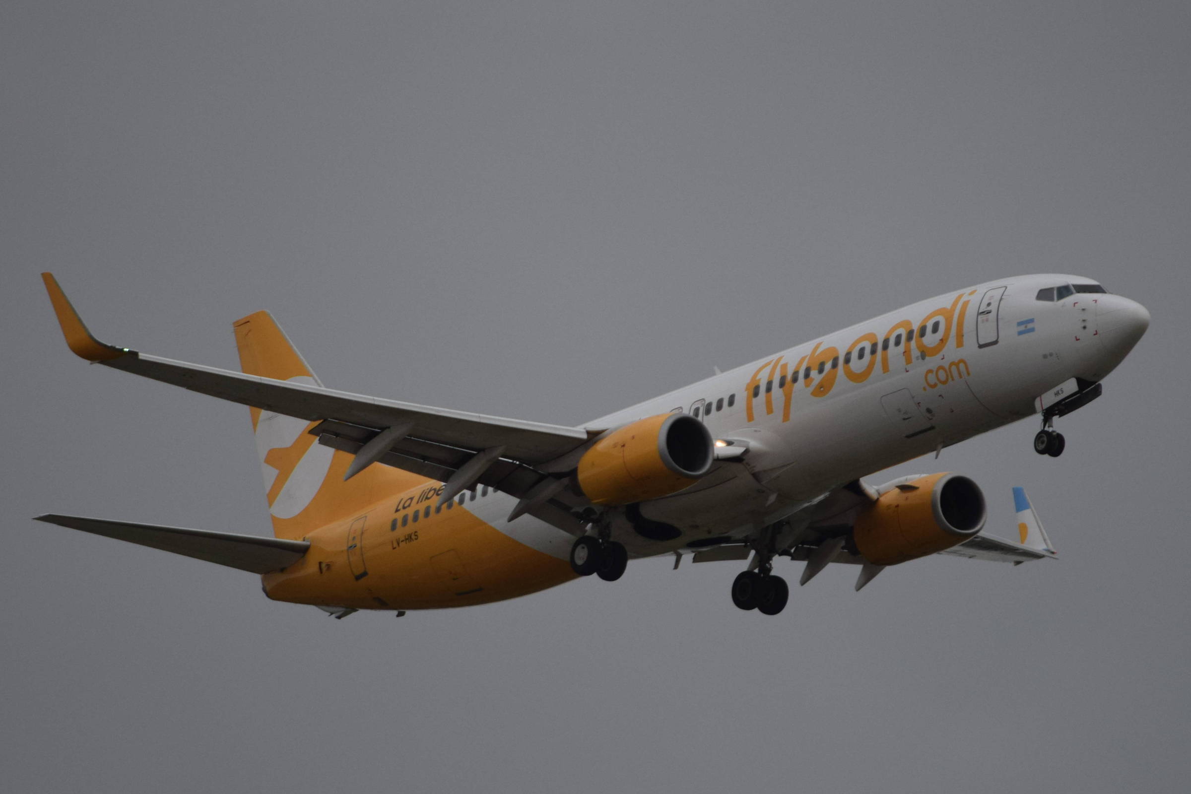 Avião Boeing 737-800 da Flybondi em voo