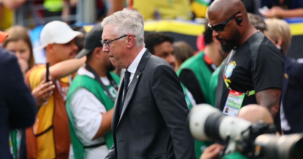 Anotações táticas atribuídas a Carlo Ancelotti no vestiário da Seleção Brasileira