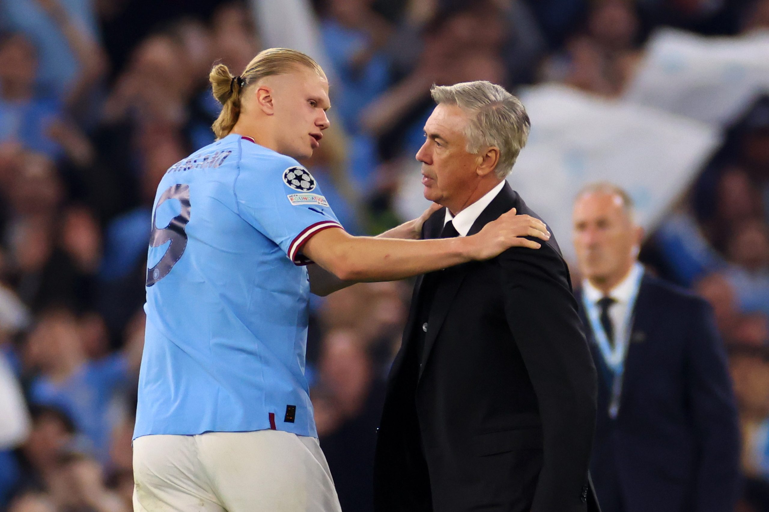 Erling Haaland cumprimenta Carlo Ancelotti antes de jogo entre Manchester City e Real Madrid