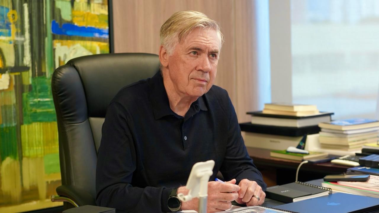 Carlo Ancelotti na sede da CBF durante reunião após a Copa do Mundo