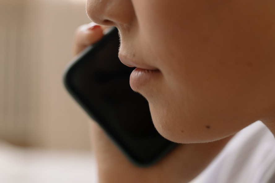 Pessoa segurando celular durante uma ligação