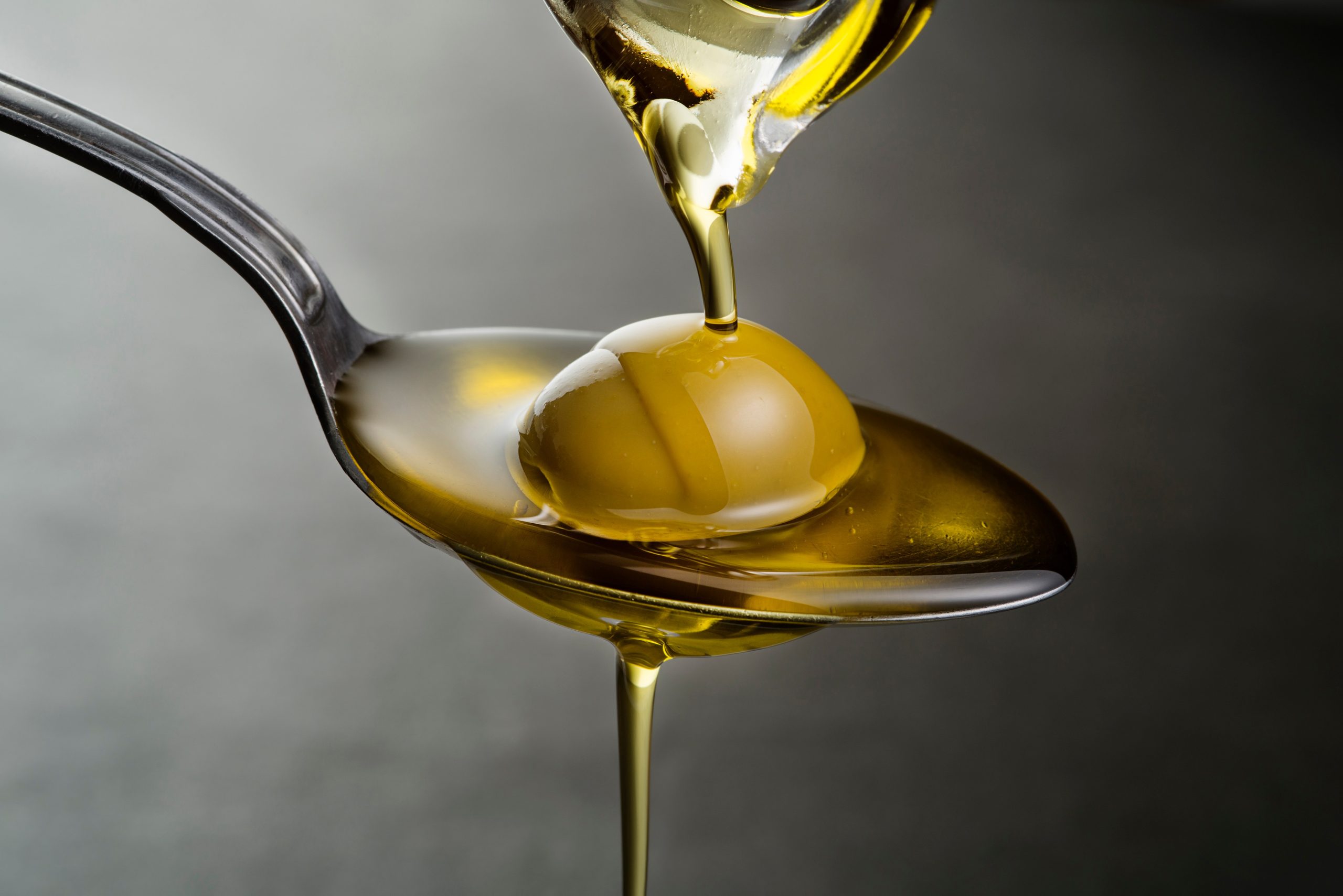 Garrafas de azeite de oliva em processo de envase