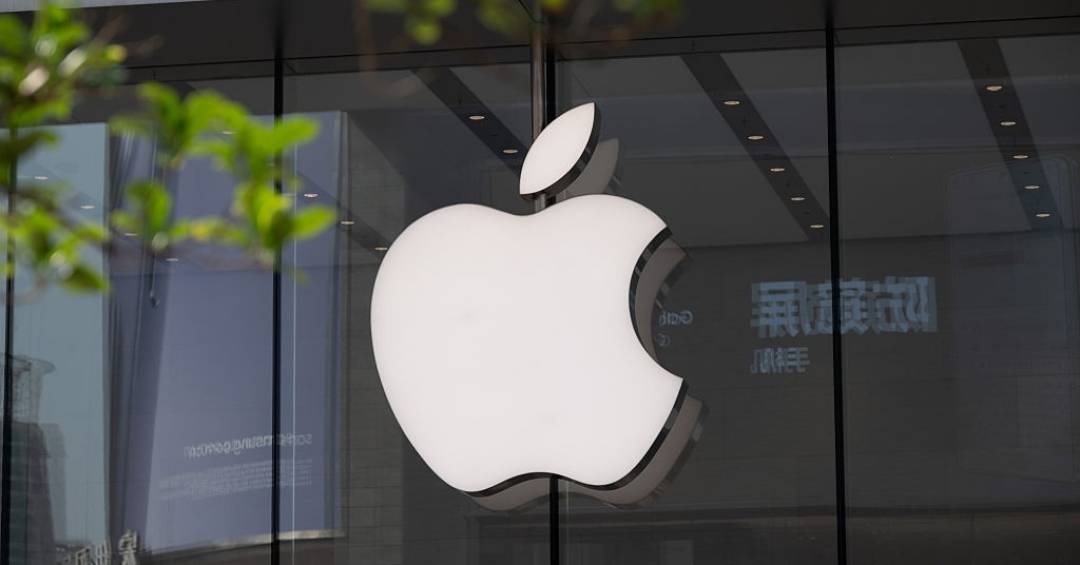 Logo da Apple iluminado em fachada de vidro