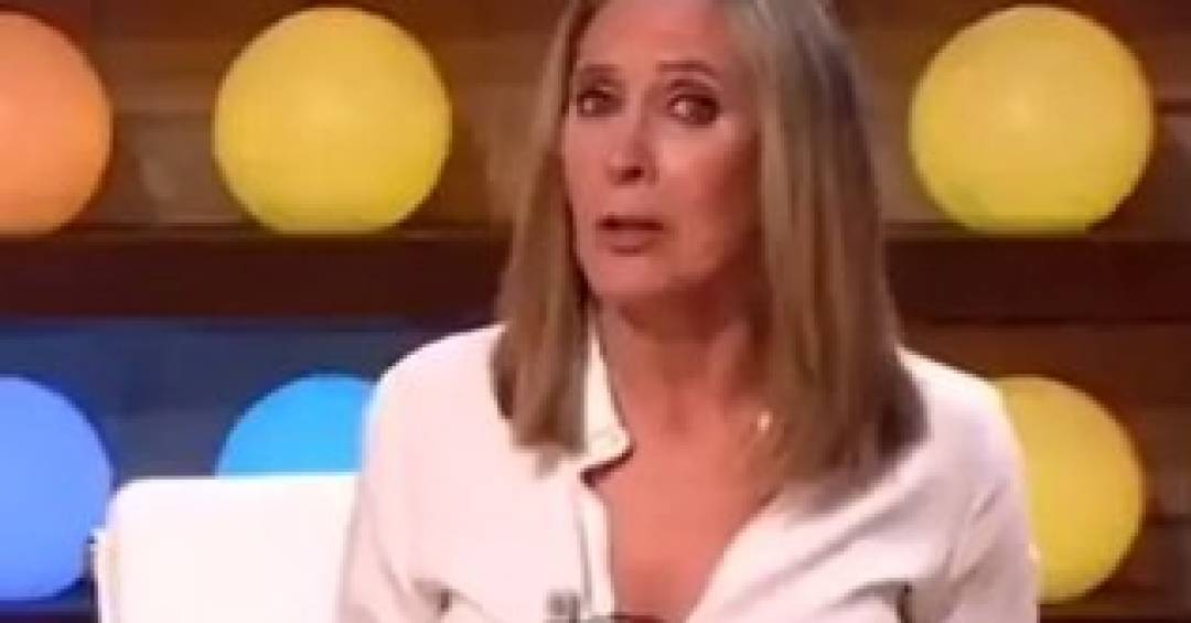 Marta Gómez Montero em estúdio de televisão