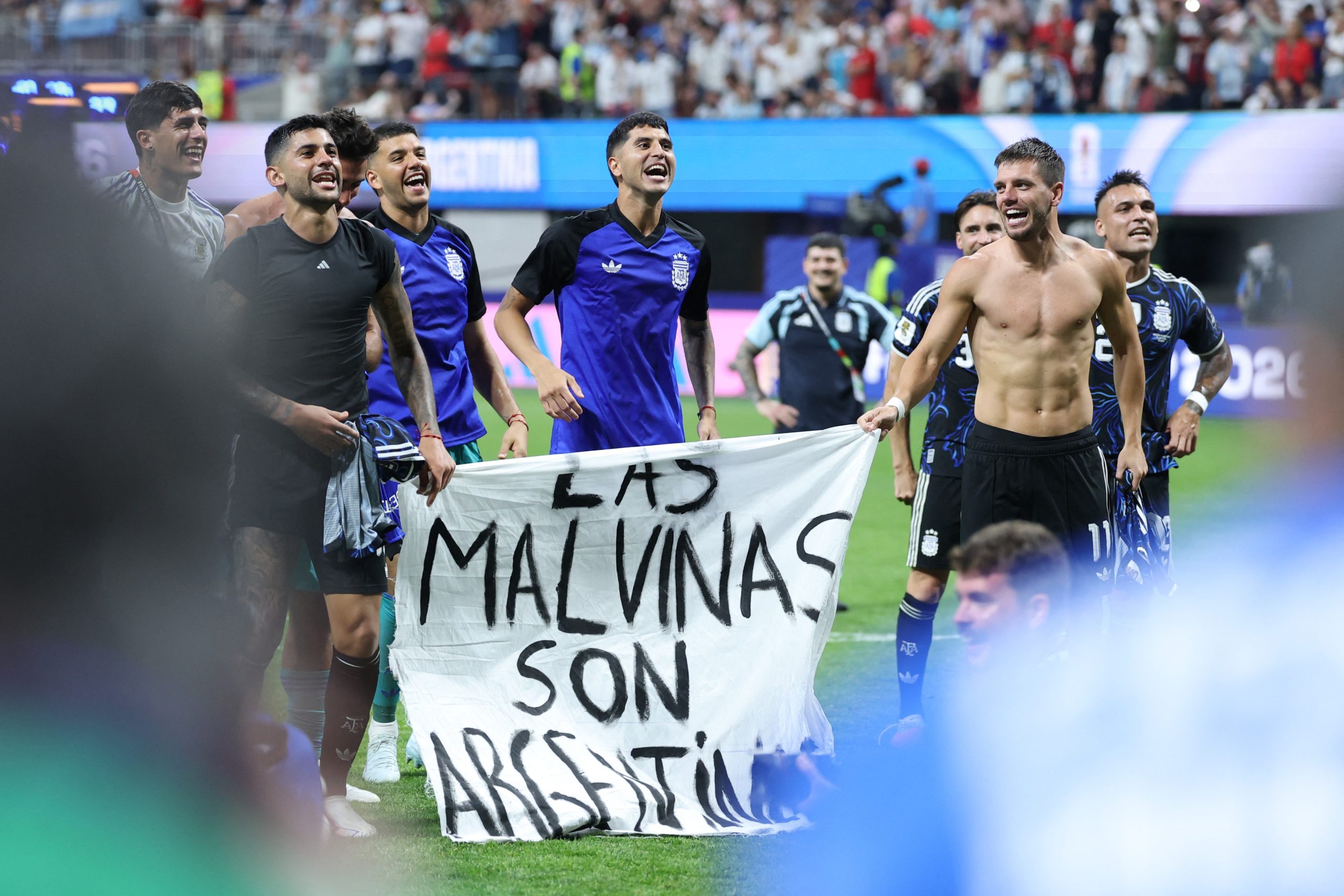Jogadores da Argentina exibem faixa sobre as Malvinas no gramado
