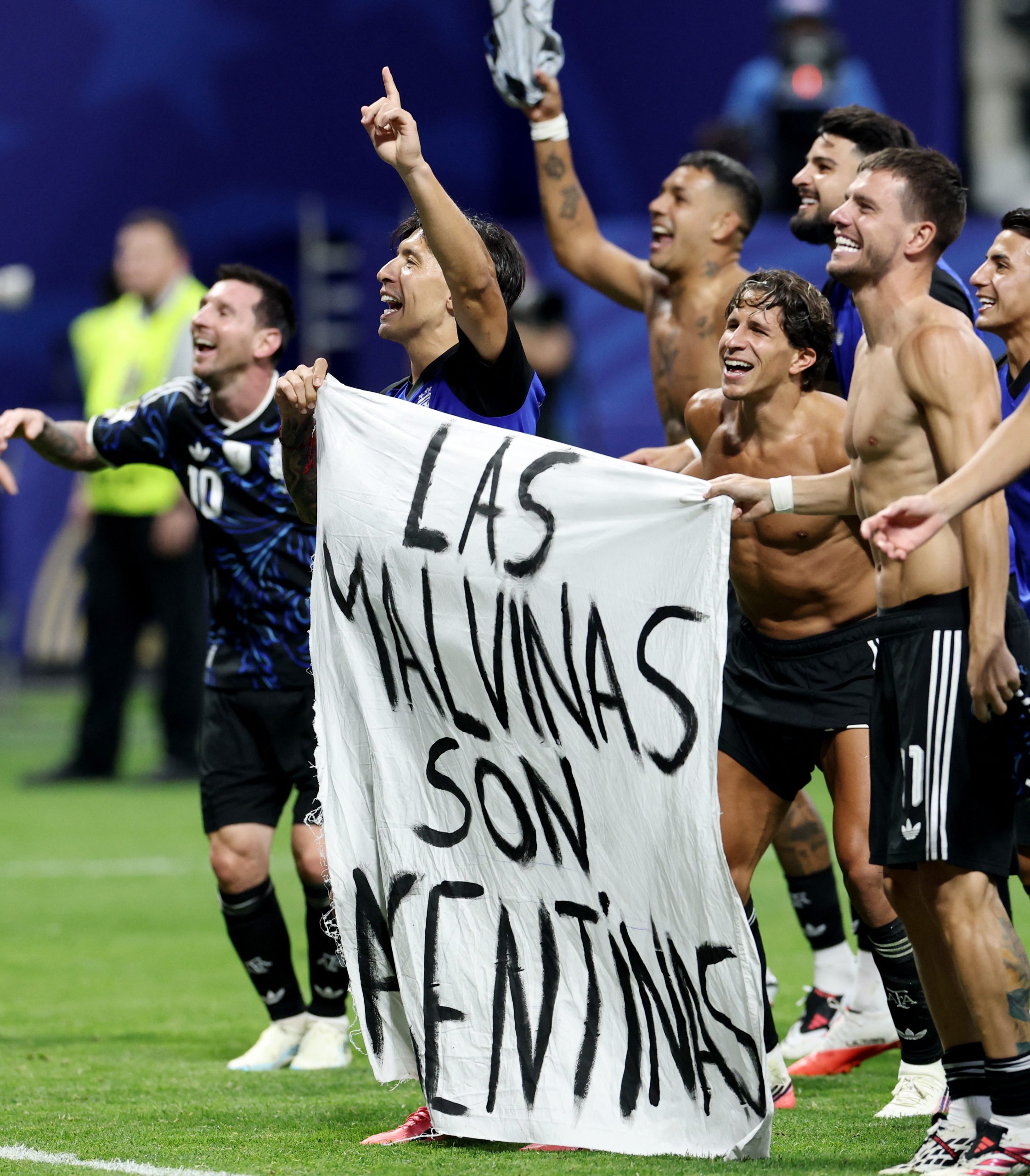 Jogadores da Argentina exibem faixa sobre as Malvinas no gramado