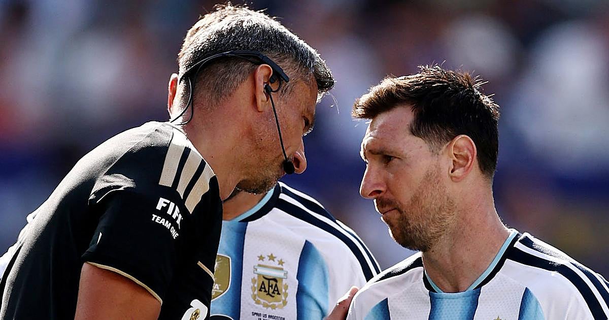 Árbitro Slavko Vincic conversa com Lionel Messi durante a final da Copa do Mundo