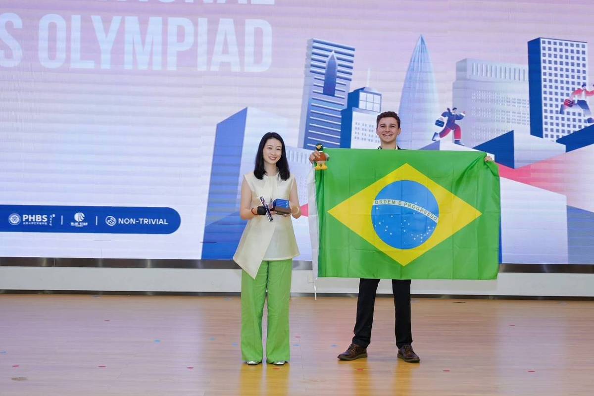 Arthur Spuri no palco da Olimpíada Internacional de Economia