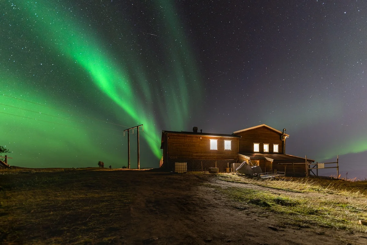 Aurora boreal no céu noturno