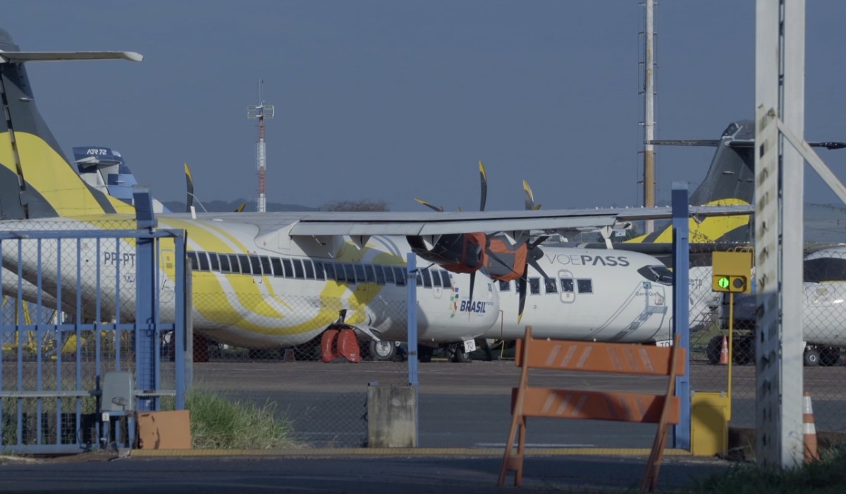 Avião da Voepass em pista de aeroporto