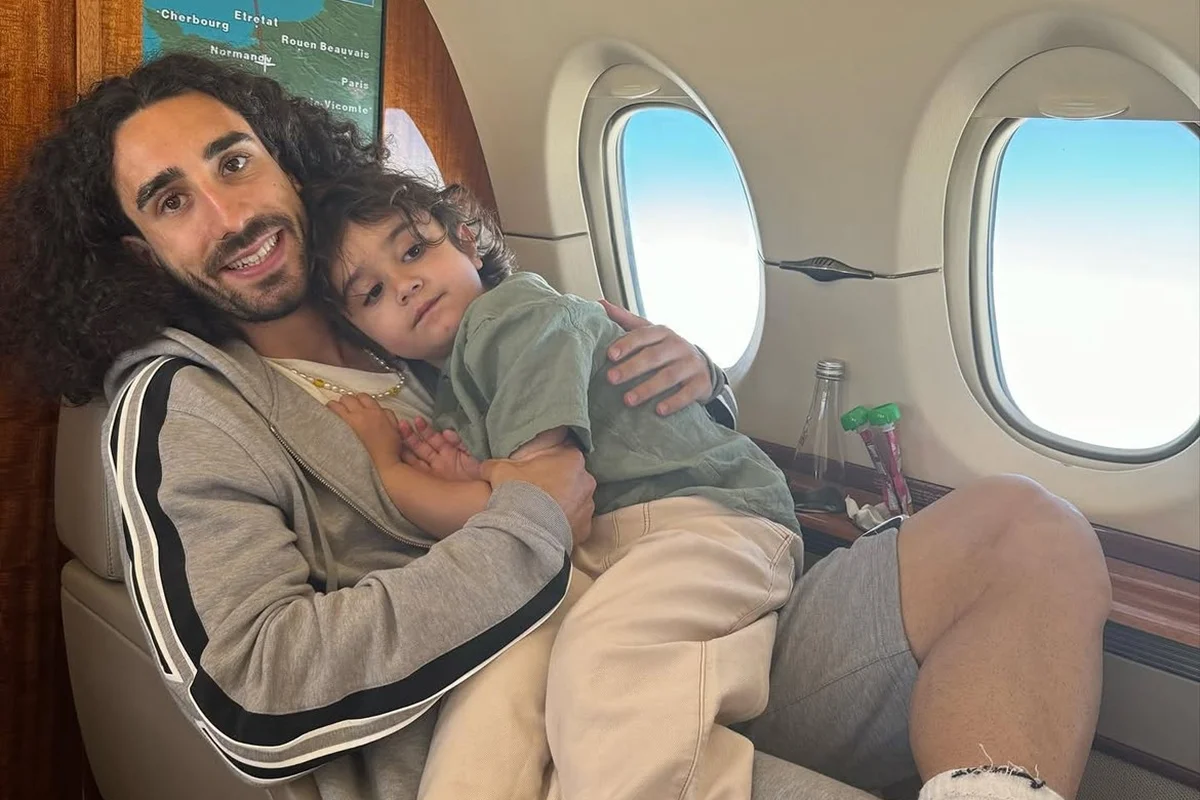 Marc Cucurella ao lado do filho Mateo
