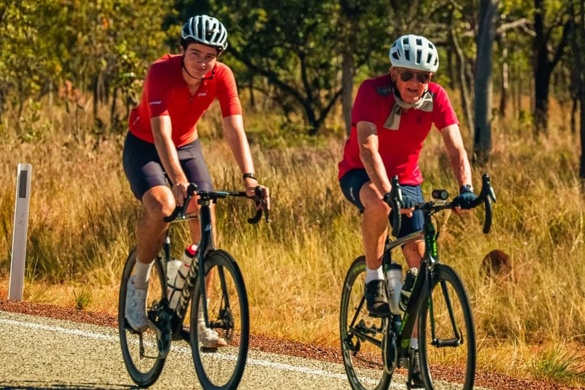 Montgomery e o neto Tom Malcolm durante viagem de bicicleta pela Austrália