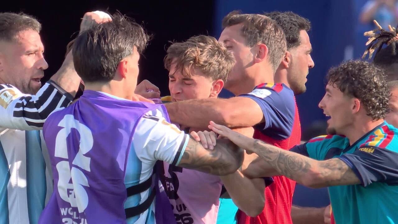 Ayala durante confusão com Dani Olmo após Espanha x Argentina