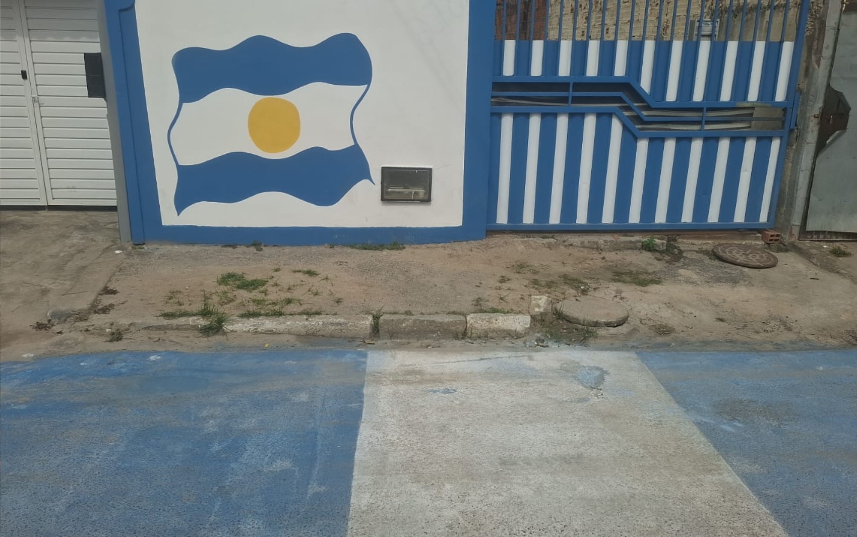 Casa pintada nas cores azul celeste e branca da seleção argentina