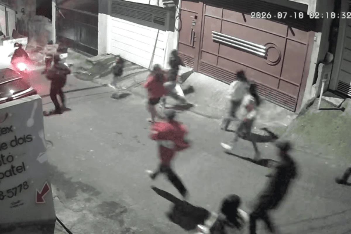 Rua com pessoas durante dispersão de baile funk em Osasco