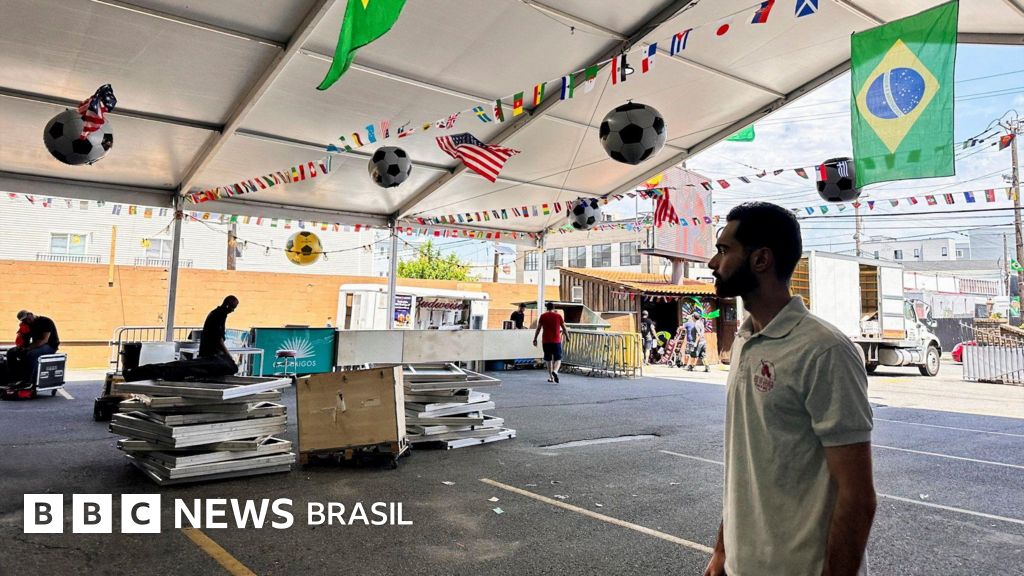 Kalani Mubarak em garagem preparada para jogo da Copa no Boi na Brasa