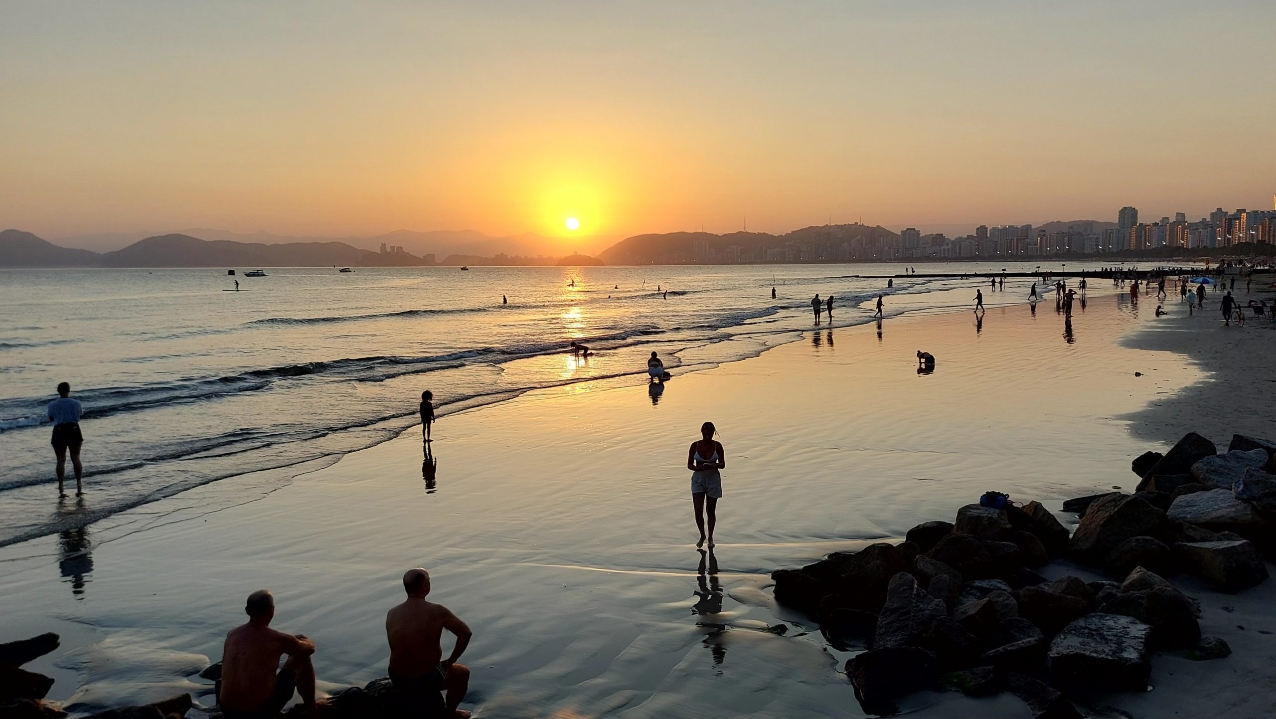 Pôr do sol em Santos, no litoral de São Paulo