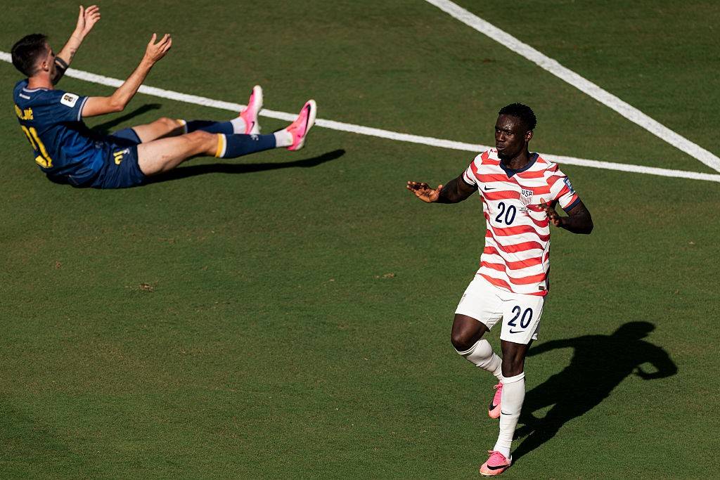 Folarin Balogun celebra gol dos Estados Unidos com gesto inspirado em LeBron James