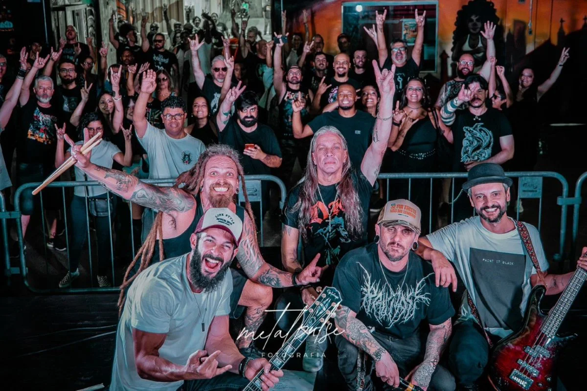 Público em apresentação de banda de rock em evento municipal de São Paulo