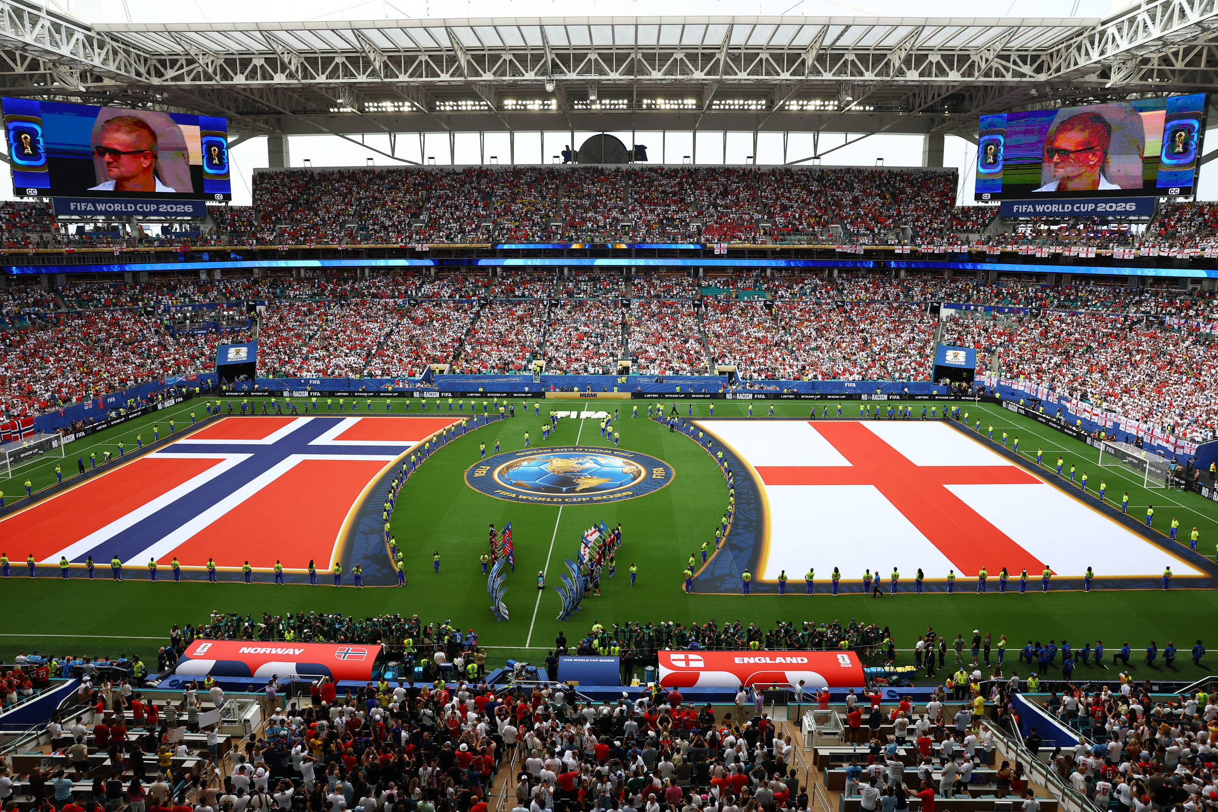 Bandeiras de Noruega e Inglaterra estendidas no gramado antes de jogo da Copa do Mundo