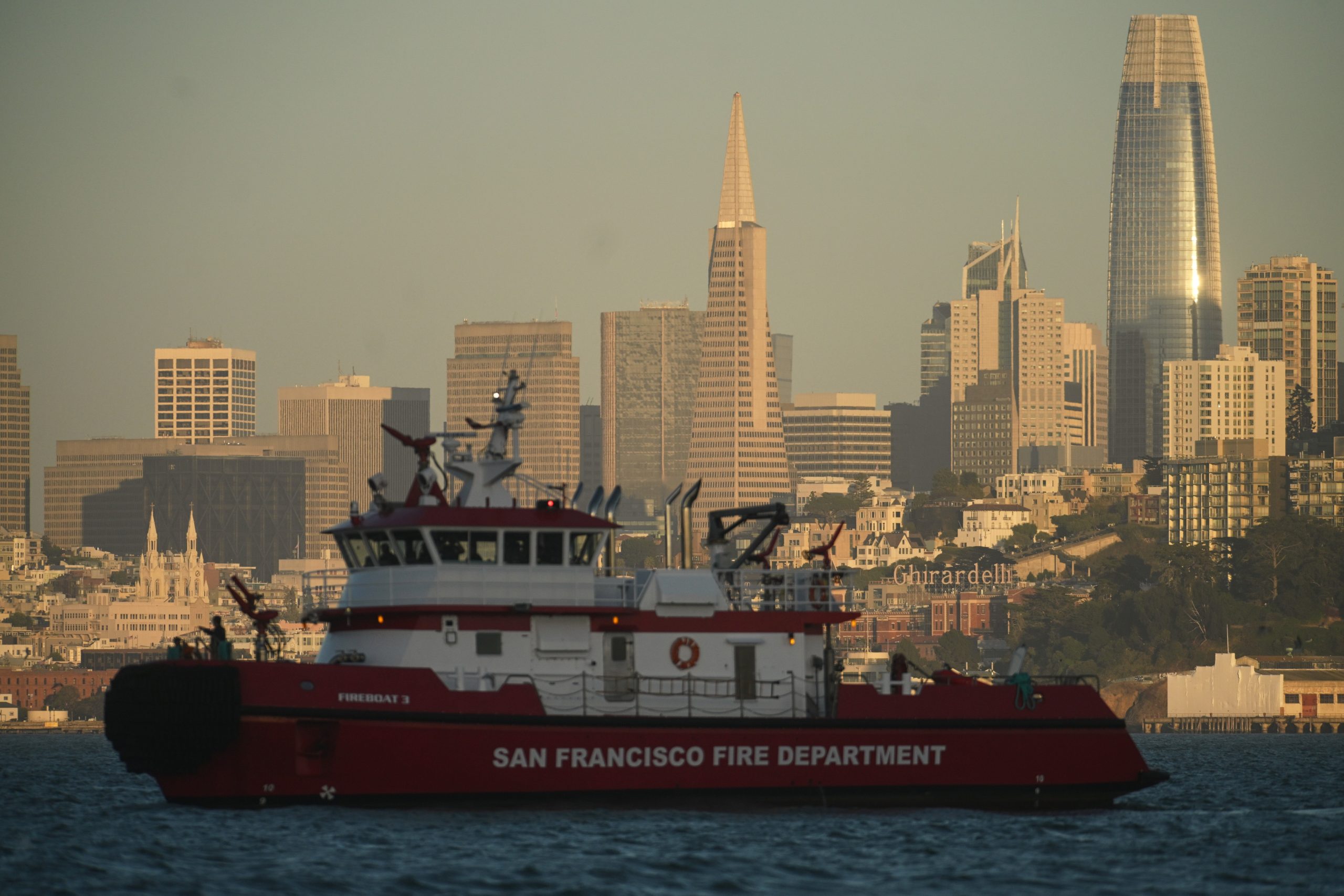Barco do Corpo de Bombeiros de São Francisco durante buscas perto da Ilha de Alcatraz