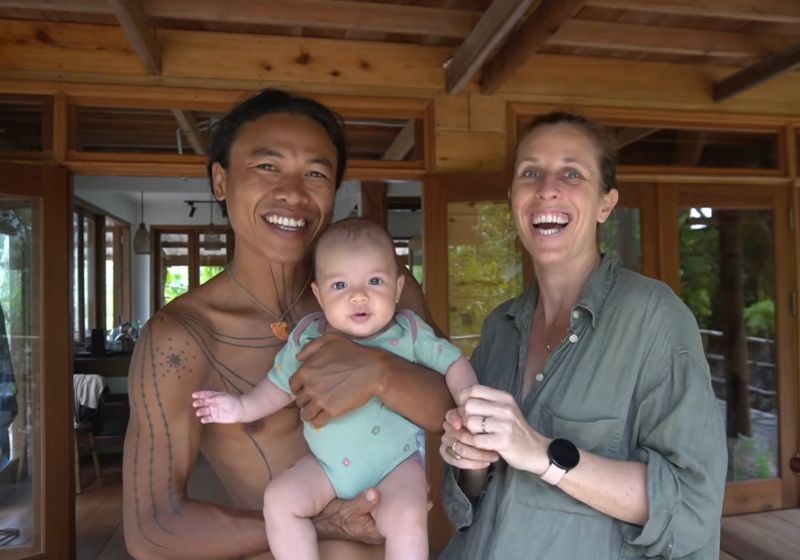 Bebê Amelia nas Ilhas Mentawai, na Indonésia