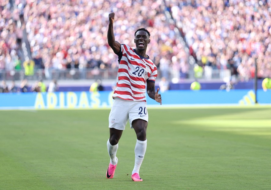 Folarin Balogun comemora gol dos Estados Unidos contra a Bósnia na Copa do Mundo