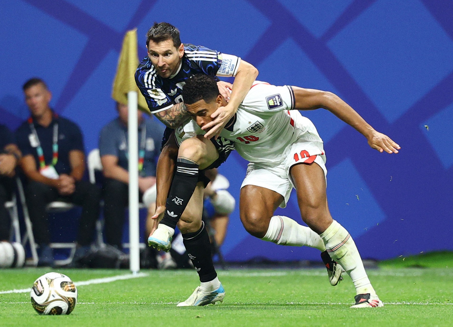 Messi e Bellingham durante Argentina x Inglaterra