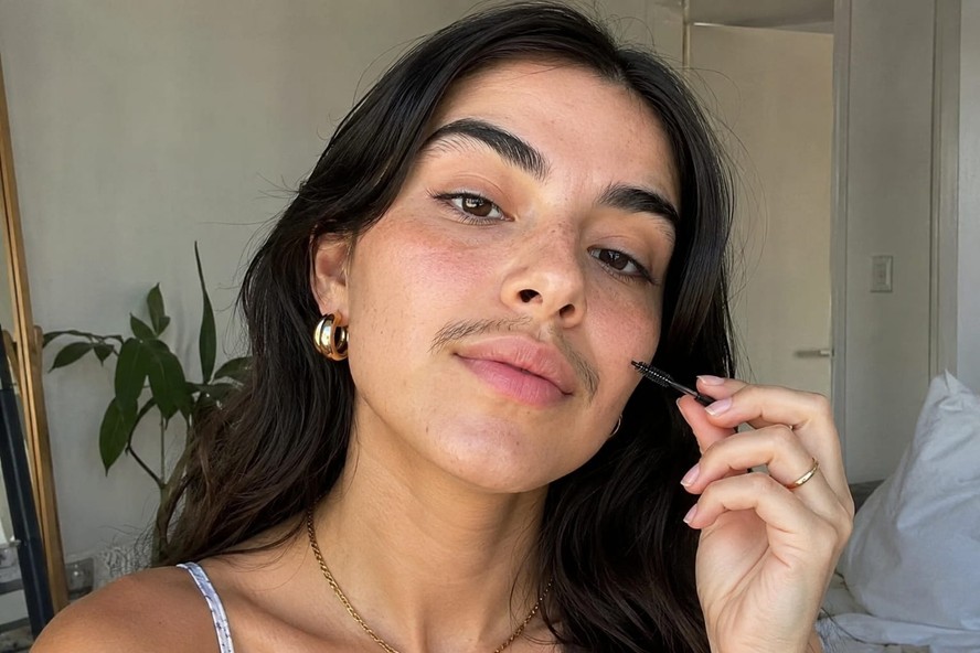 Mulher com pelos visíveis na região do buço