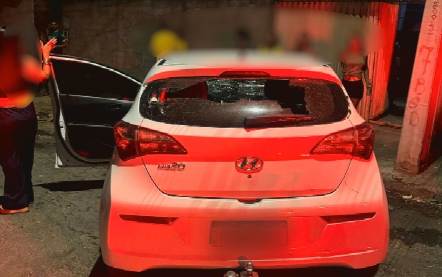 Portão de casa atingido por carro em Goiânia
