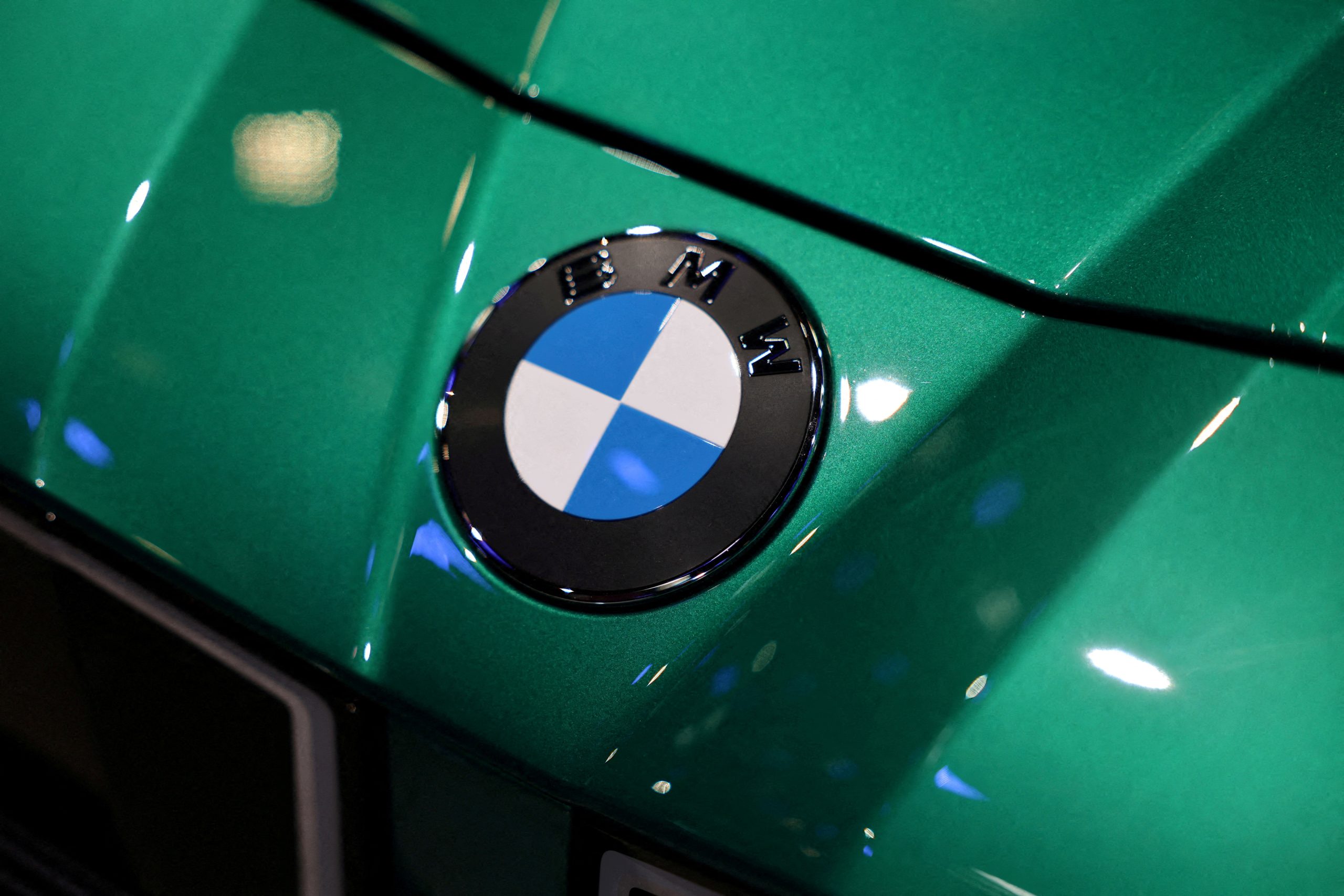 Logotipo da BMW em veículo