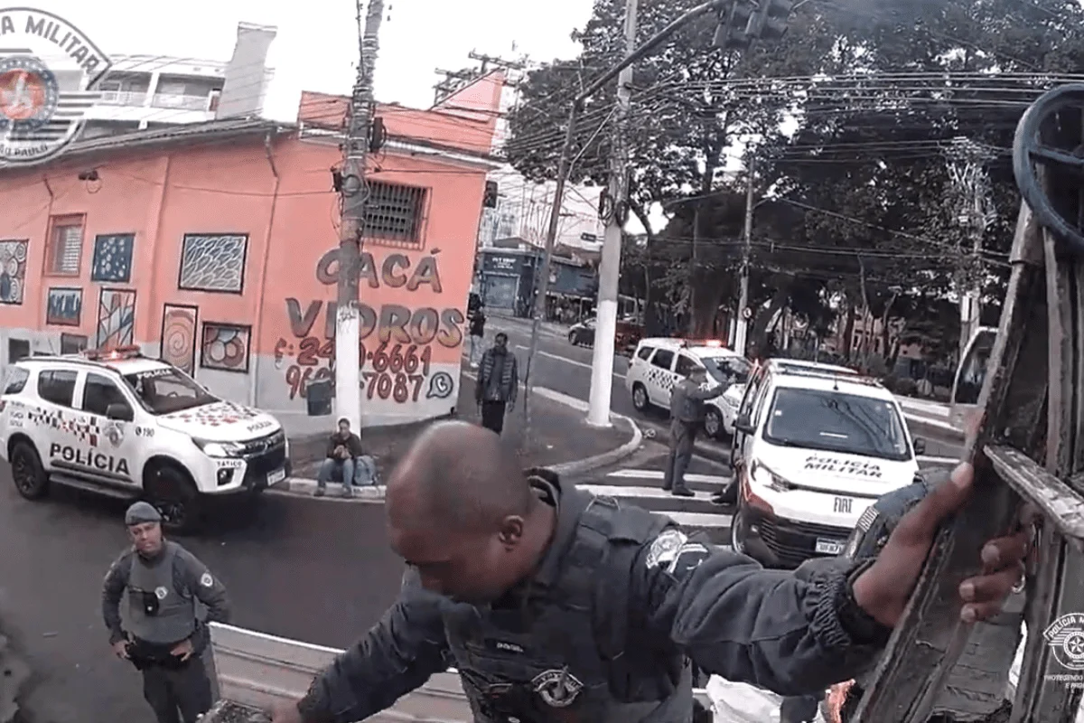 Policiais militares auxiliam passageiros em trilhos de trem em São Paulo