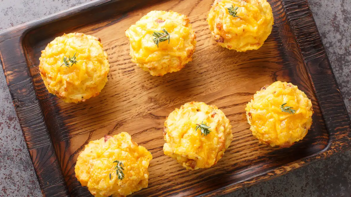 Bolinho de batata-doce com frango servido em prato