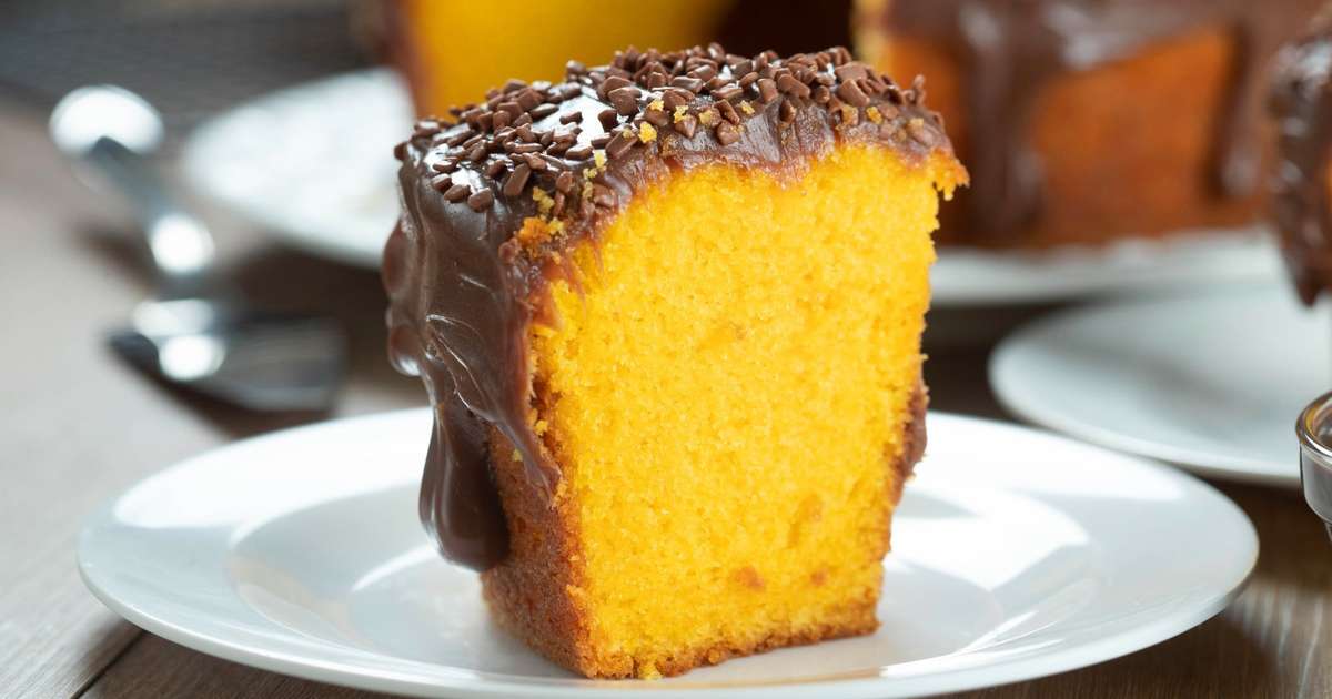Bolo de cenoura com cobertura de chocolate