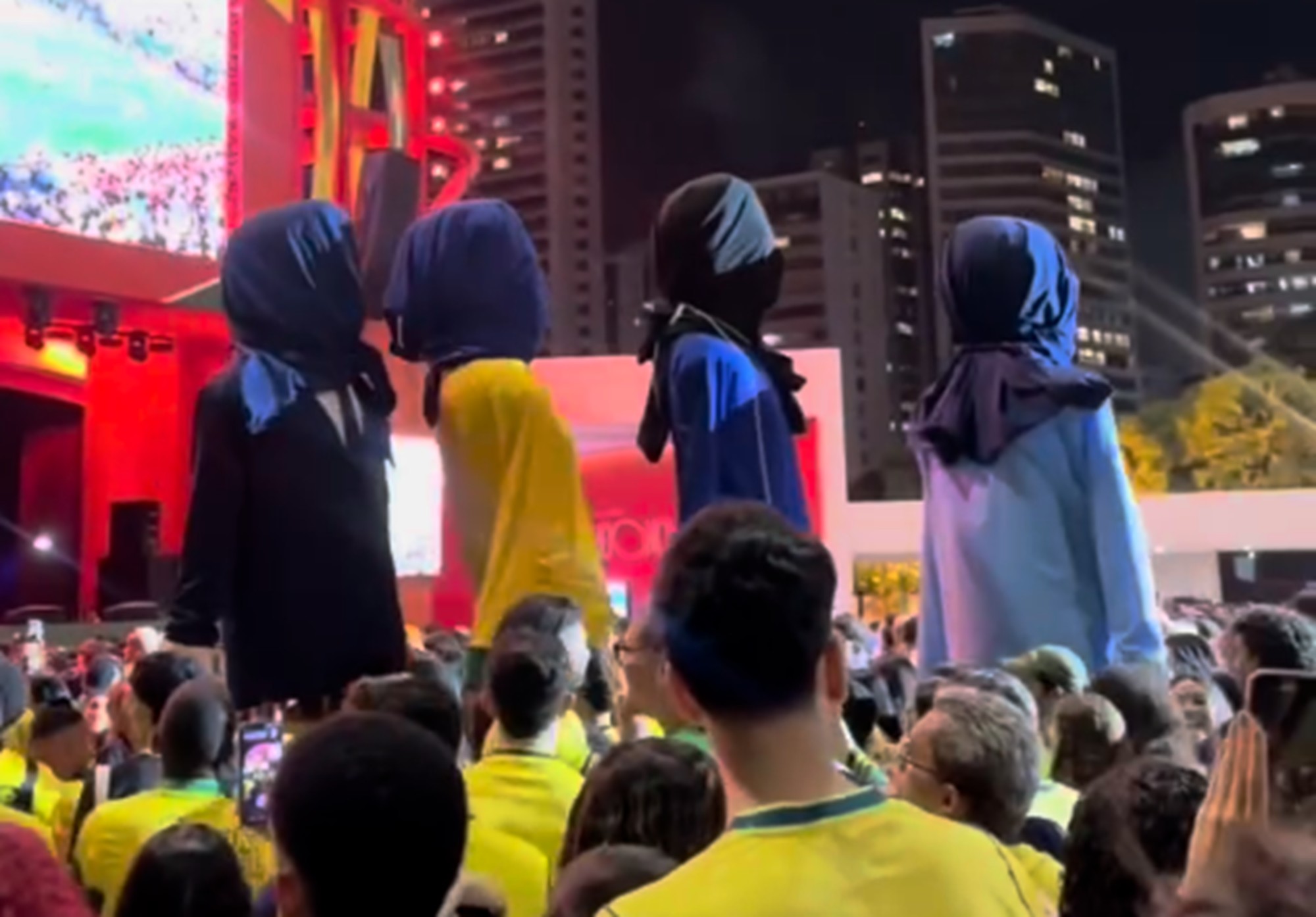 Bonecos gigantes na torcida durante jogo do Brasil