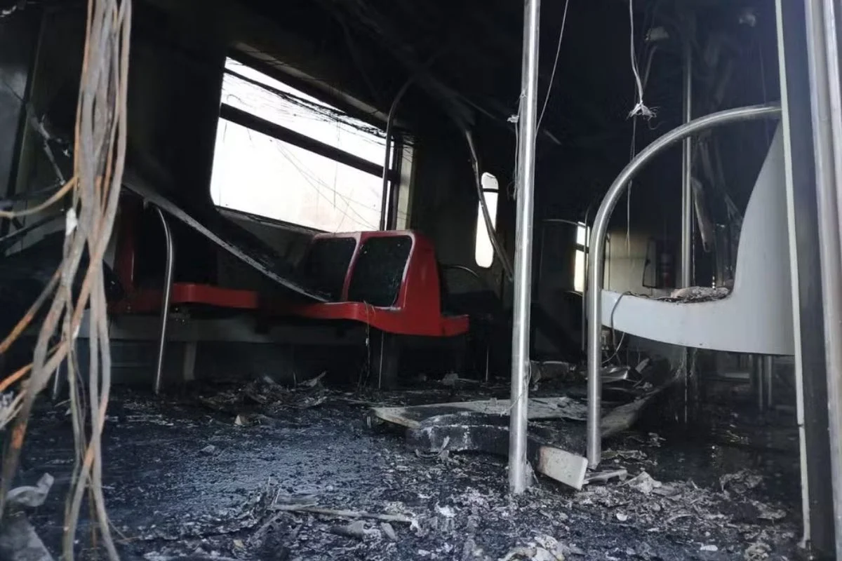 Passageiros caminham pelos trilhos após falha em linhas de trem em São Paulo