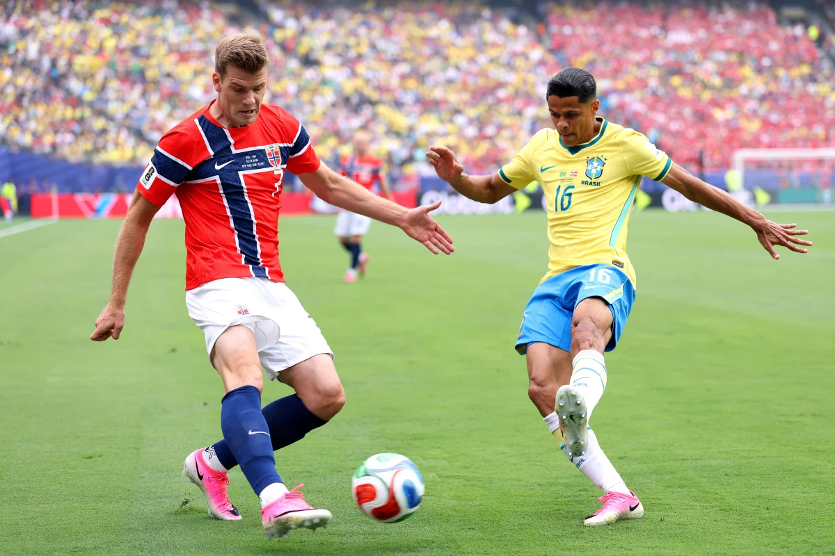 Jogadores da seleção brasileira em partida contra a Noruega