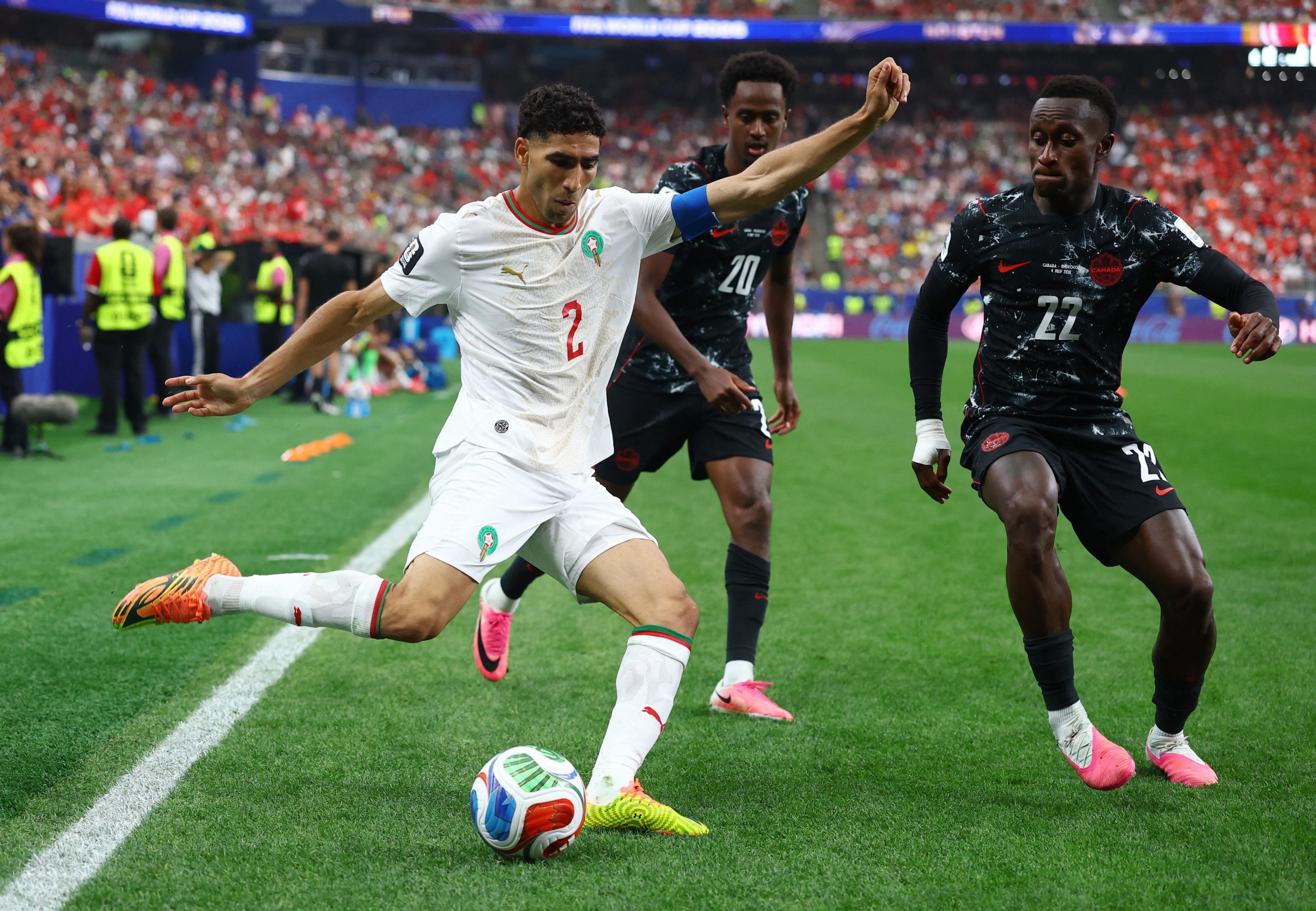 Achraf Hakimi com a camisa da seleção do Marrocos