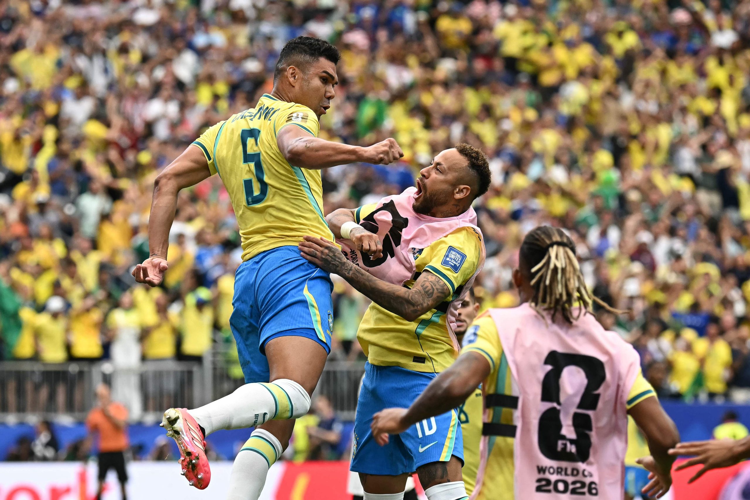 Casemiro e Neymar comemoram gol da seleção brasileira