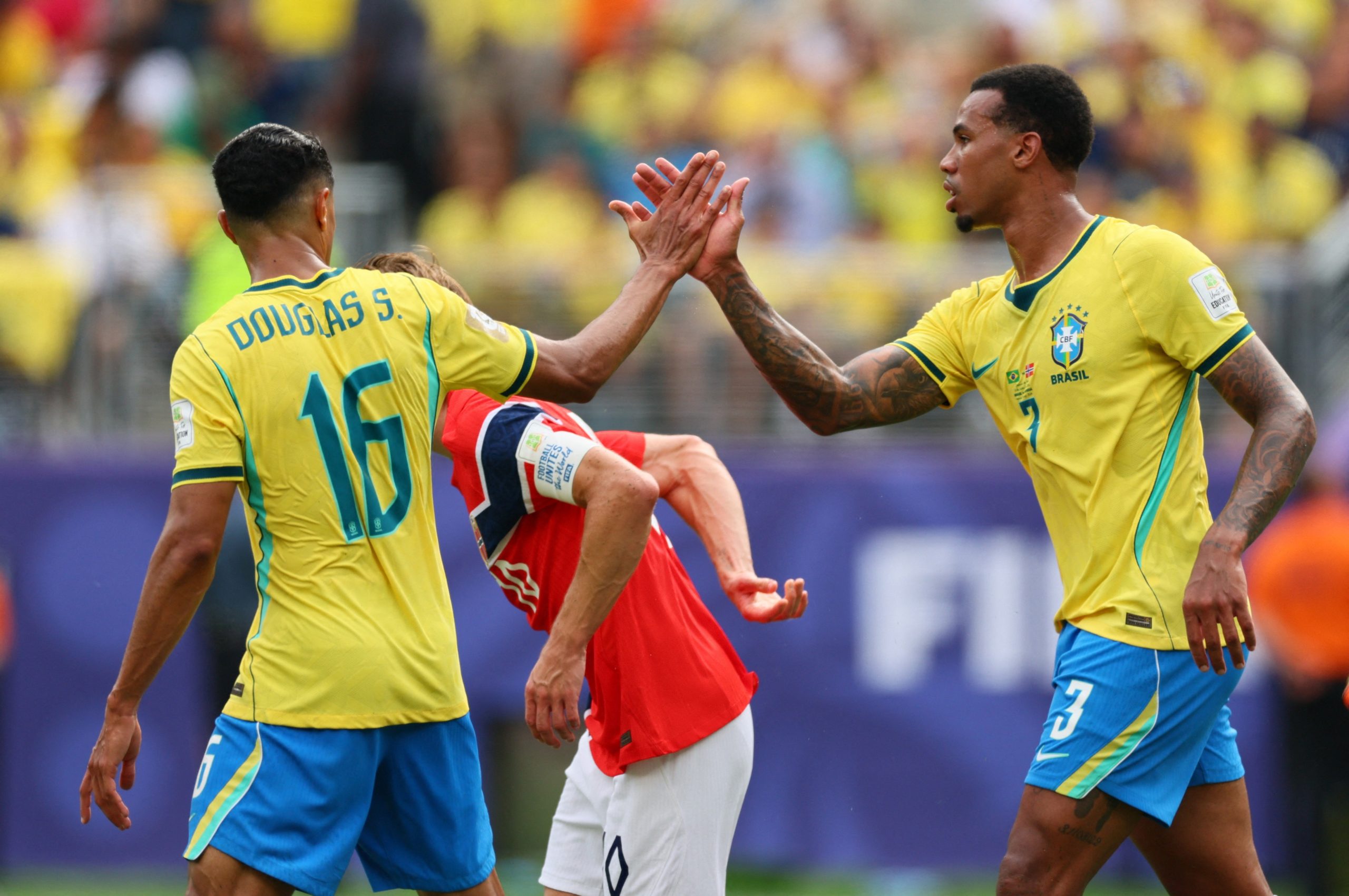 Gabriel Magalhães e Douglas Santos durante Brasil x Noruega