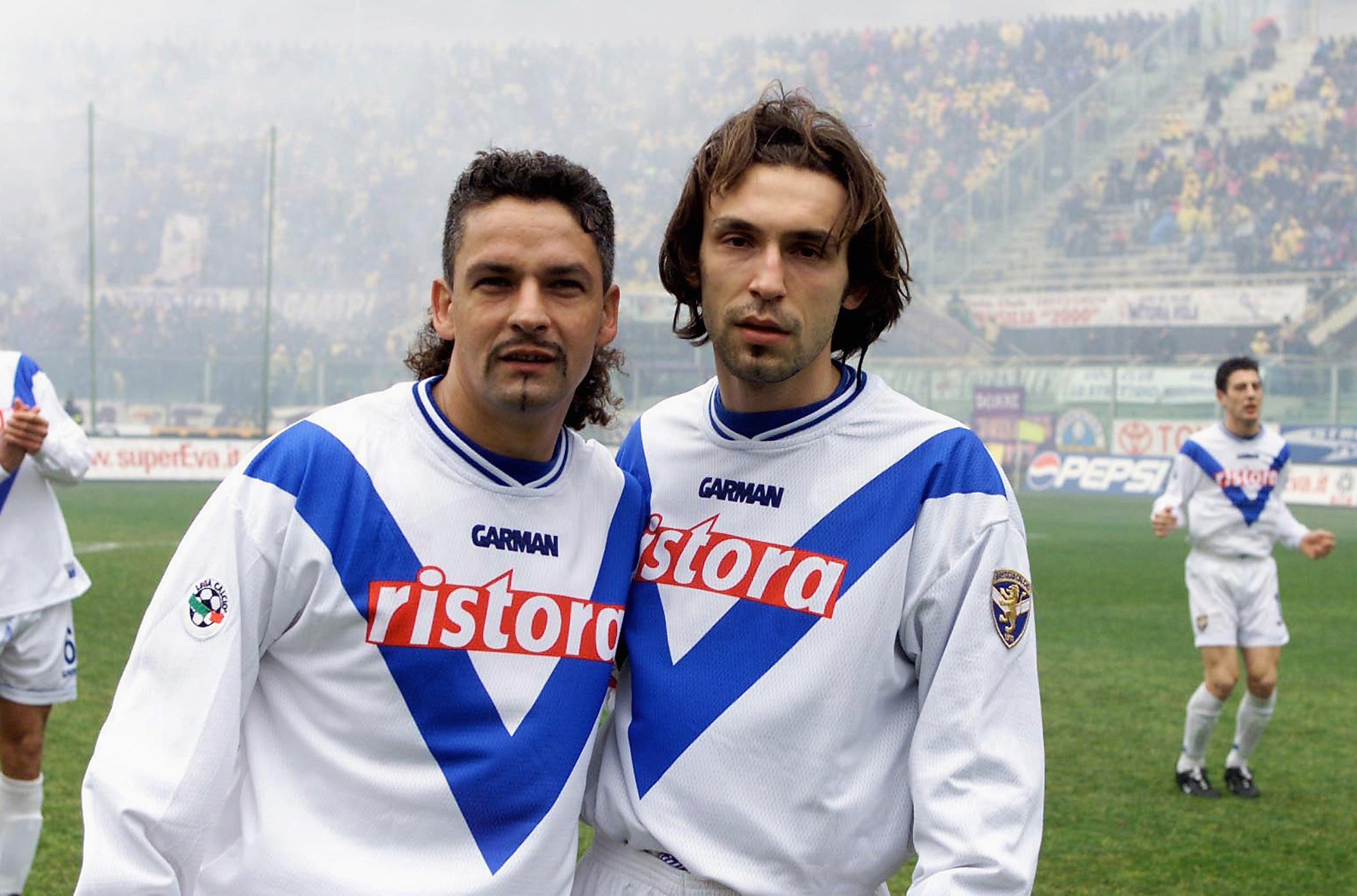 Andrea Pirlo e Roberto Baggio com a camisa do Brescia