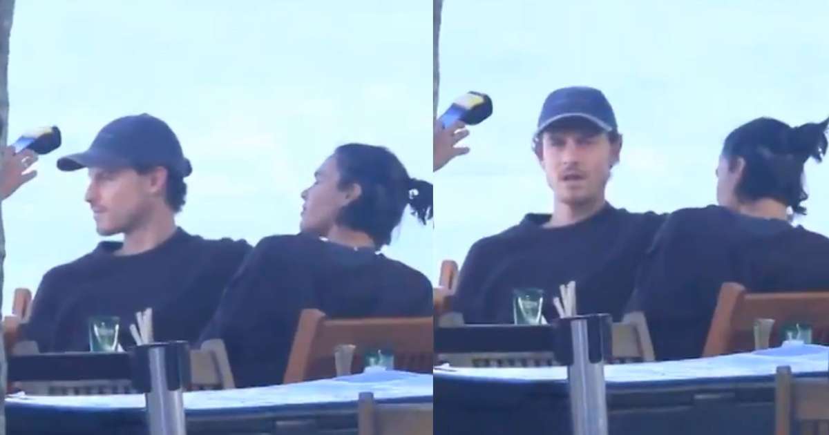 Bruna Marquezine e Shawn Mendes em quiosque no Rio de Janeiro