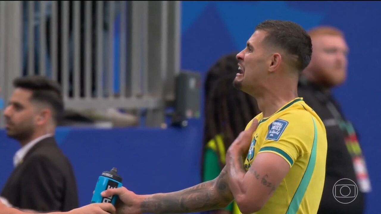 Bruno Guimarães com a camisa da seleção brasileira