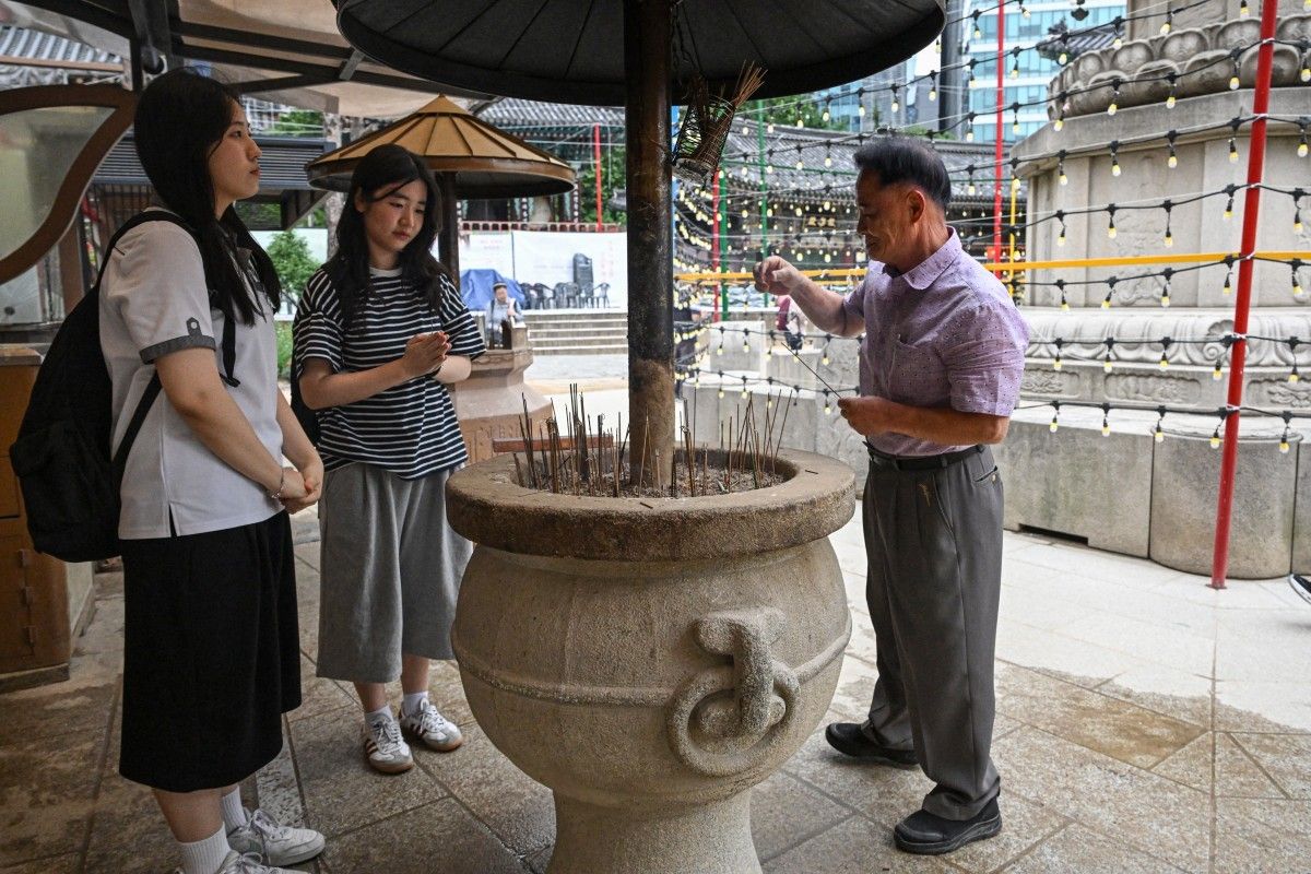 Templo budista na Coreia do Sul com lanternas coloridas